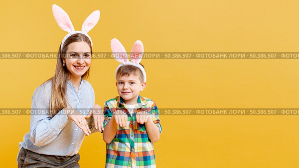 copy space mother son imitating rabbit. Стоковое фото, агентство Ingram Publishing / Фотобанк Лори