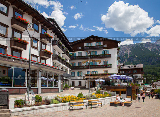 Cortina, Italy - JUL 13, 2018: Corso Italia in historical part of Cortina village at Hotel Ancora. Редакционное фото, фотограф Юлия Кузнецова / Фотобанк Лори