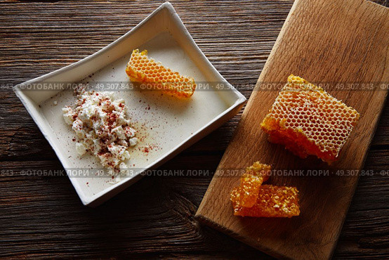 cottage cheese curd with Honey honeycomb dessert. Стоковое фото, агентство Ingram Publishing / Фотобанк Лори
