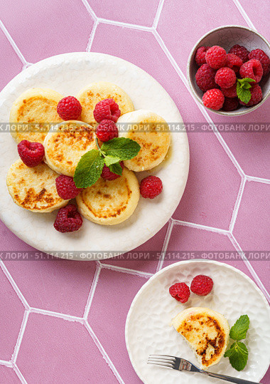 cottage cheese pancakes with raspberries and mint on pink background. Стоковое фото, фотограф Julia Lavleis / Фотобанк Лори