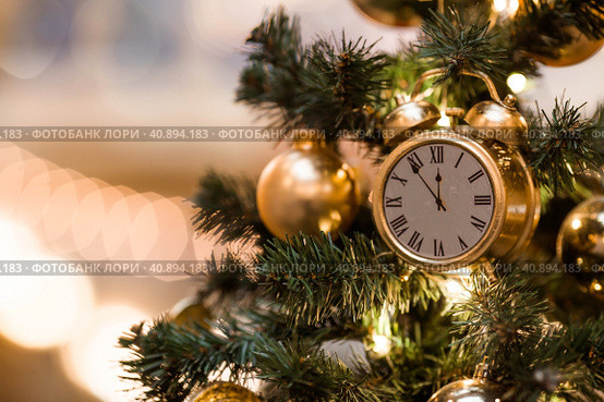 Countdown to midnight. The hours of the last moments before the New Year. The hands of the clock at five minutes to 12. Beautiful background for New year or Christmas 2024. (2023 год). Стоковое фото, фотограф Photojuli / Фотобанк Лори