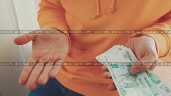 Counting cash in a cozy living room on a quiet afternoon. Стоковое видео, видеограф Сергей Толмачёв / Фотобанк Лори