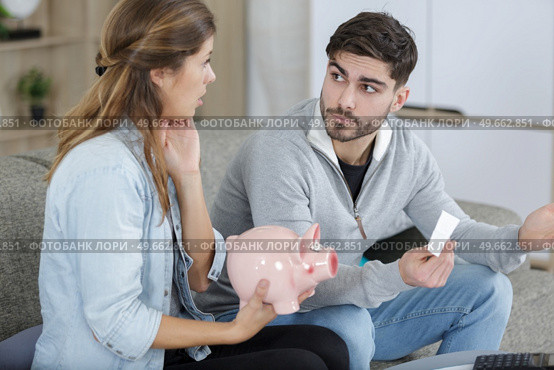 couple arguing about money at home. Стоковое фото, агентство Ingram Publishing / Фотобанк Лори