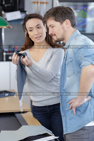 couple doing house chores assembling. Стоковое фото, агентство Ingram Publishing / Фотобанк Лори