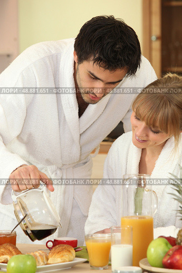 Couple eating breakfast. Стоковое фото, агентство Ingram Publishing / Фотобанк Лори