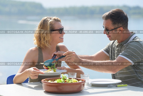 couple eating salad in alfresco restaurant. Стоковое фото, агентство Ingram Publishing / Фотобанк Лори