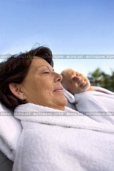 Couple laying in dressing gowns. Стоковое фото, агентство Ingram Publishing / Фотобанк Лори