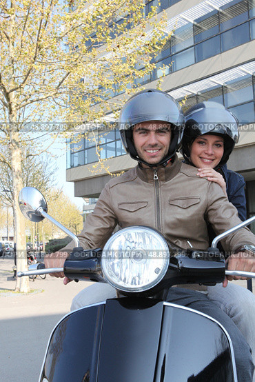 couple of young smiling bikers. Стоковое фото, агентство Ingram Publishing / Фотобанк Лори