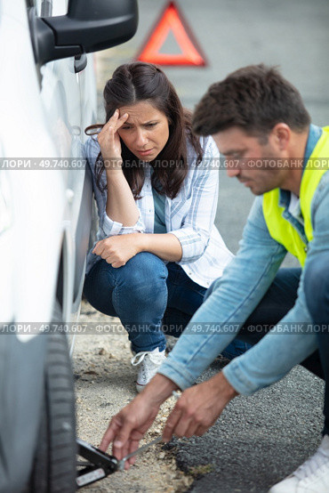 couple on the road having problem with a car. Стоковое фото, агентство Ingram Publishing / Фотобанк Лори