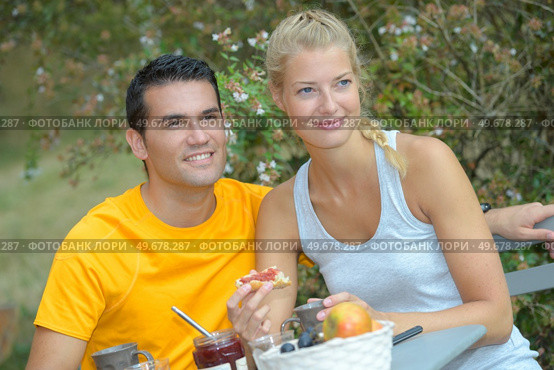 couple on vacation having outdoor breakfast. Стоковое фото, агентство Ingram Publishing / Фотобанк Лори