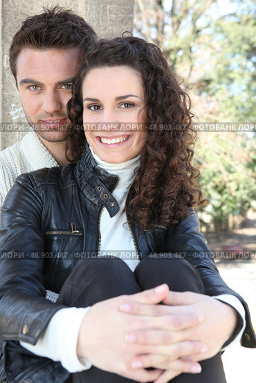 Couple sat by tree. Стоковое фото, агентство Ingram Publishing / Фотобанк Лори