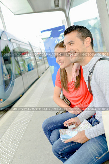 Couple waiting for a tram. Стоковое фото, агентство Ingram Publishing / Фотобанк Лори