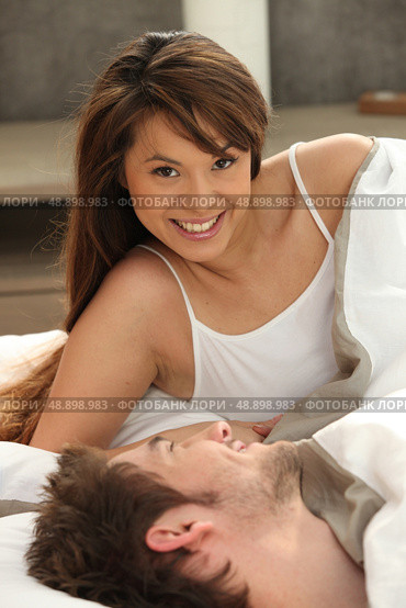 Couple waking up in the morning. Стоковое фото, агентство Ingram Publishing / Фотобанк Лори