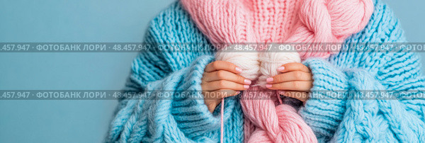 Cozy Crafts: Woman's Hands Knitting with Woolen Yarn in Soft Pink and Blue. Стоковое AI-изображение, AI-художник Данила Большаков / Фотобанк Лори