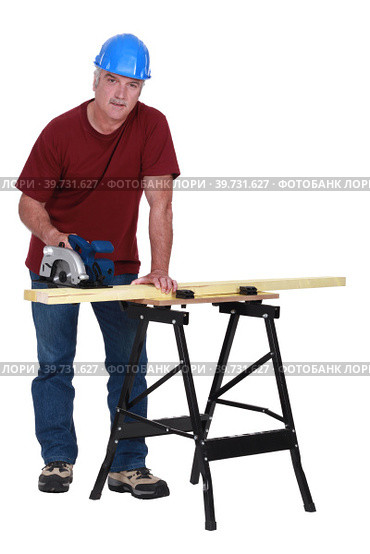 craftsman cutting a board. Стоковое фото, фотограф Phovoi R. / PantherMedia / Фотобанк Лори