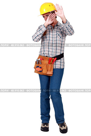craftswoman protecting her face. Стоковое фото, агентство Ingram Publishing / Фотобанк Лори