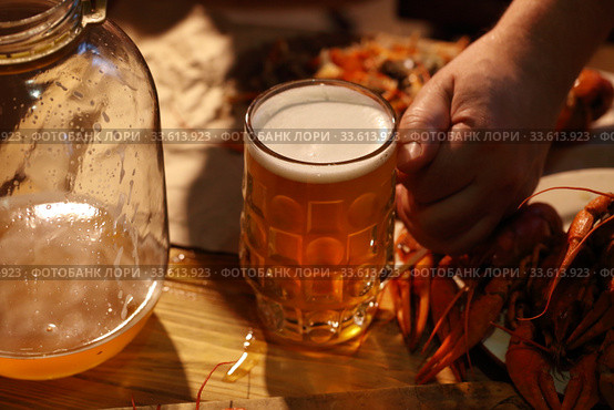 Crayfish with beer on a wooden table. Стоковое фото, фотограф Марина Володько / Фотобанк Лори