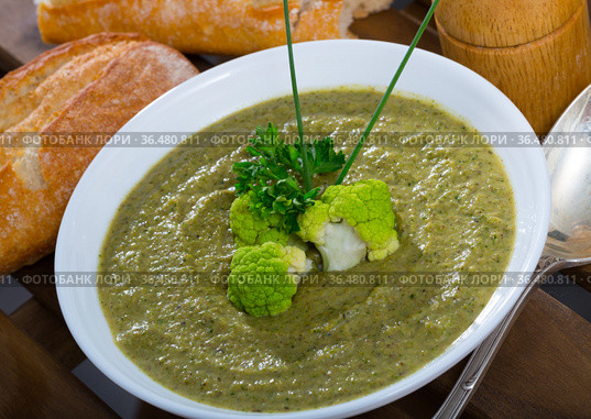 Cream soup of broccoli with bread. Стоковое фото, фотограф Яков Филимонов / Фотобанк Лори