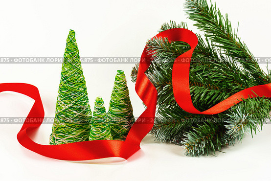 Creative decorative New Year tree of handwork from multi-colored threads. Стоковое фото, фотограф Artem Sobov / Фотобанк Лори