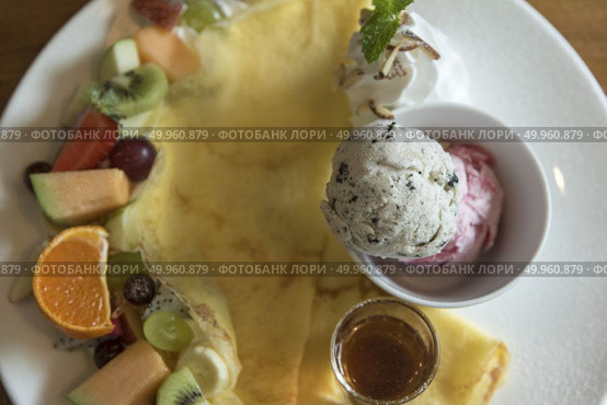 Crepe with ice cream. Стоковое фото, агентство Ingram Publishing / Фотобанк Лори