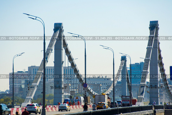 Crimean bridge with heavy traffic and few pedestrians. Russia. Moscow. 24.08.25. Редакционное фото, фотограф Ярославский Максим / Фотобанк Лори