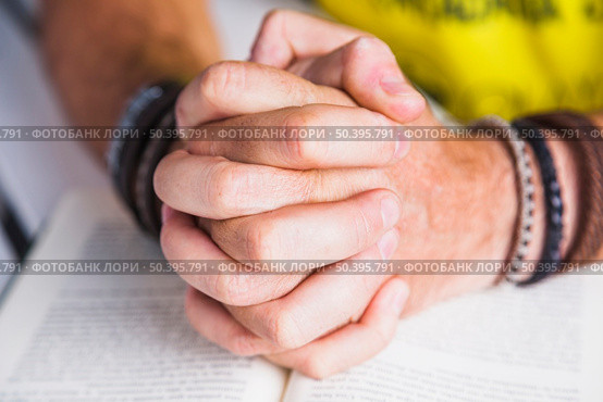 crop man clasping hands book. Стоковое фото, агентство Ingram Publishing / Фотобанк Лори