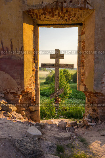 Cross near the church in the village of Pyataya Gora at sunset. Стоковое фото, фотограф Дмитрий Тищенко / Фотобанк Лори