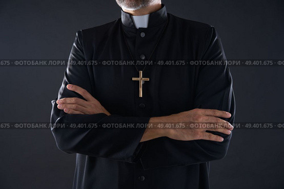 Crossed arms priest portrait senior male. Стоковое фото, агентство Ingram Publishing / Фотобанк Лори
