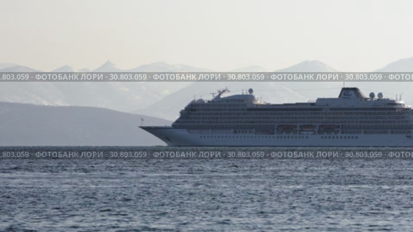 Cruise Liner Viking Orion sailing in Pacific Ocean on background mount coastline (2019 год). Редакционное видео, видеограф А. А. Пирагис / Фотобанк Лори