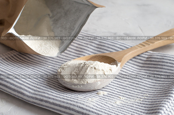 Crumbly xanthan gum in a wooden spoon. Рассыпчатая ксантановая камедь в деревянной ложке. Стоковое фото, фотограф Мария Кошелева / Фотобанк Лори