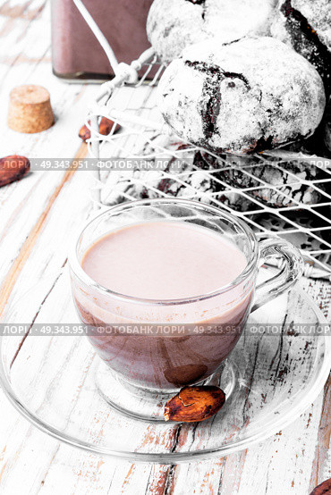 Cup of cappuccino coffee. Cup of cocoa drink and cocoa beans. Стоковое фото, агентство Ingram Publishing / Фотобанк Лори