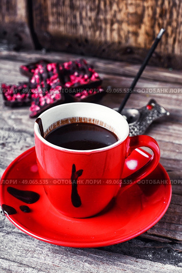 Cup with chocolate drink. Hot chocolate in the cup on the saucer and broken fruit chocolate. Стоковое фото, агентство Ingram Publishing / Фотобанк Лори