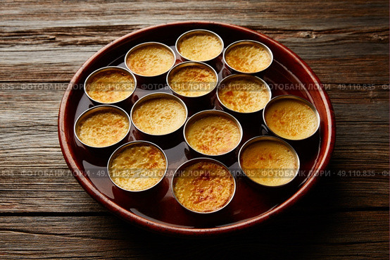 Custard Creme Caramel Flan dessert bain marie oven cooked. Стоковое фото, агентство Ingram Publishing / Фотобанк Лори