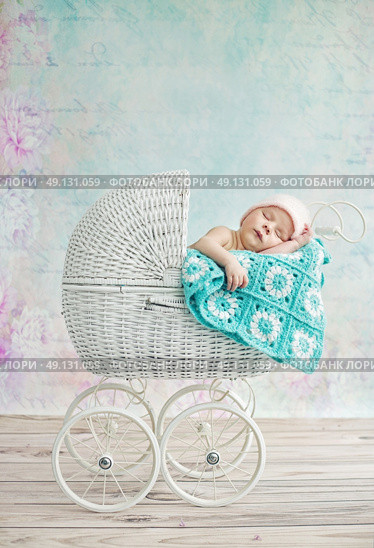 Cute child sleeping in the wicker pram. Стоковое фото, агентство Ingram Publishing / Фотобанк Лори