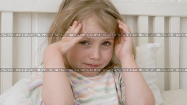Cute little girl playing peekaboo covering face with hands. Close-up portrait 4 years Child playing hide and seek game, closing her face closeup. Headshot. Happy Kid playing peek-a-boo and having fun. Стоковое видео, видеограф Марина Демидюк / Фотобанк Лори