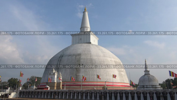 Дагоба Ruwanweli Maha Seya крупным планом. Анурадхапура, Шри-Ланка (2020 год). Стоковое видео, видеограф Виктор Карасев / Фотобанк Лори