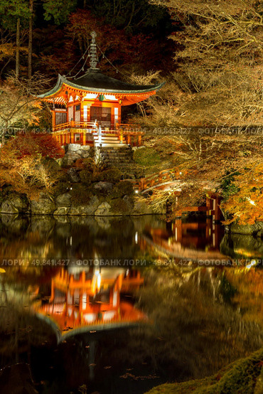 Daigoji Temple Shingon Buddhist temple at night in daigo Kyoto Japan. Стоковое фото, агентство Ingram Publishing / Фотобанк Лори