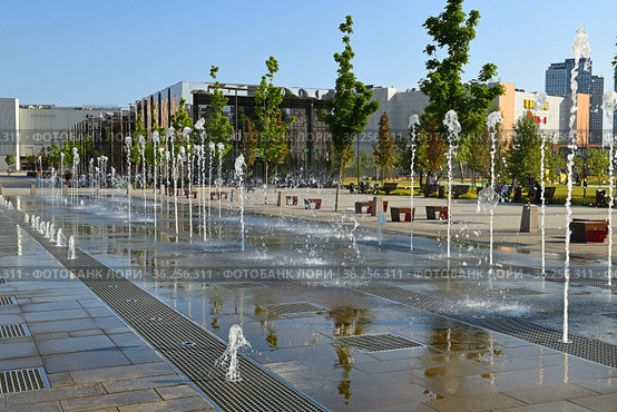 Dancing Fountains in Khodynskoye Pole Park (Khodynka Field Park) in summer sunny day (2021 год). Редакционное фото, фотограф Валерия Попова / Фотобанк Лори