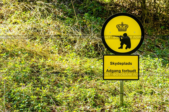 Danish shooting range warning sign in nature. Стоковое фото, агентство Ingram Publishing / Фотобанк Лори