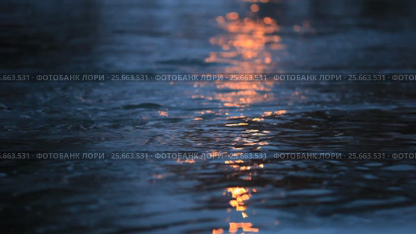 Dark water plays with the light at sunset. Стоковое видео, видеограф Яна Королёва / Фотобанк Лори