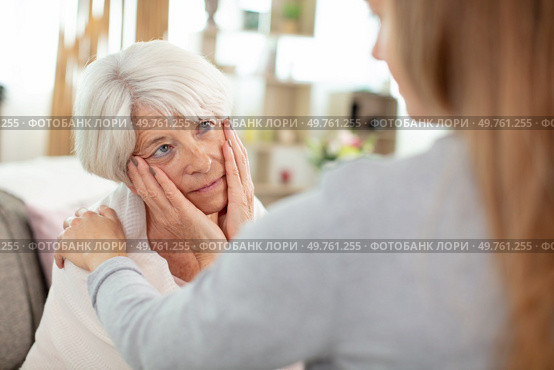 daughter supports her elderly mother in a difficult moment. Стоковое фото, агентство Ingram Publishing / Фотобанк Лори