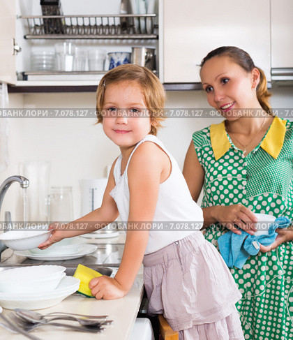 Daughter with mother washing dishes. Стоковое фото, фотограф Яков Филимонов / Фотобанк Лори
