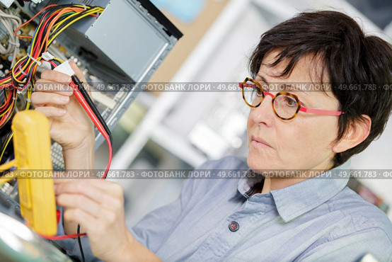 dealing with a broken pc. Стоковое фото, агентство Ingram Publishing / Фотобанк Лори