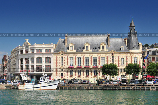 Deauville is on the Normandy coast of France in the Calvados region. Famous for its racecourse harbor marinas casino and hotels Deauville is a popular destination for Parisians. Стоковое фото, агентство BE&W Photo / Фотобанк Лори