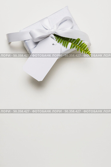 decorated present white backdrop with empty space. Стоковое фото, агентство Ingram Publishing / Фотобанк Лори