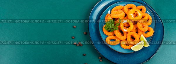 Deep fried calamari or squid rings. Delicious fried food. Space for text. Frying rings of squid, copy space. Стоковое фото, агентство Ingram Publishing / Фотобанк Лори