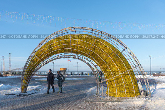 Декоративная арка на площади «Роза ветров» в городе Зеленоградске Калининградской области (2022 год). Редакционное фото, фотограф Румянцева Наталия / Фотобанк Лори