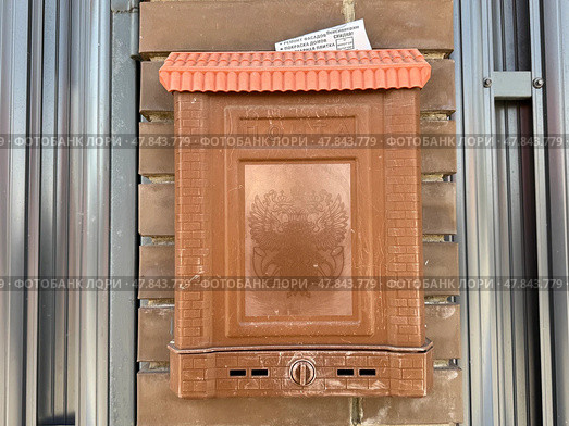 Декоративный кирпичный почтовый ящик с рекламой наверху  Decorative Brick Mailbox with Advertisement on Top. Редакционное фото, фотограф Соболева Наталия / Фотобанк Лори