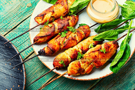Delicious chicken breast skewers. Proper nutrition. BBQ, chicken satay. Chicken skewers with peanut sauce. Стоковое фото, агентство Ingram Publishing / Фотобанк Лори