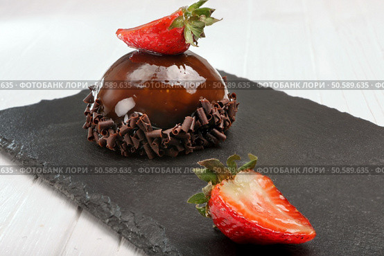 Delicious chocolate cake with strawberries. Стоковое фото, агентство Ingram Publishing / Фотобанк Лори
